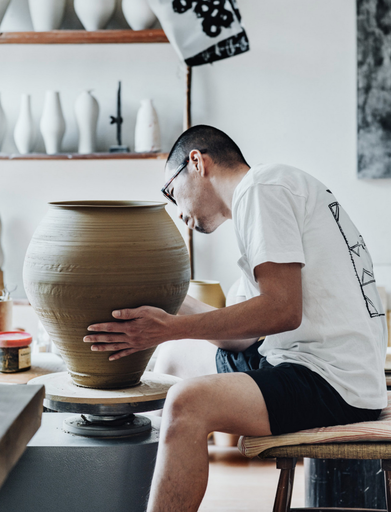Kansai Noguchi w pracowni.