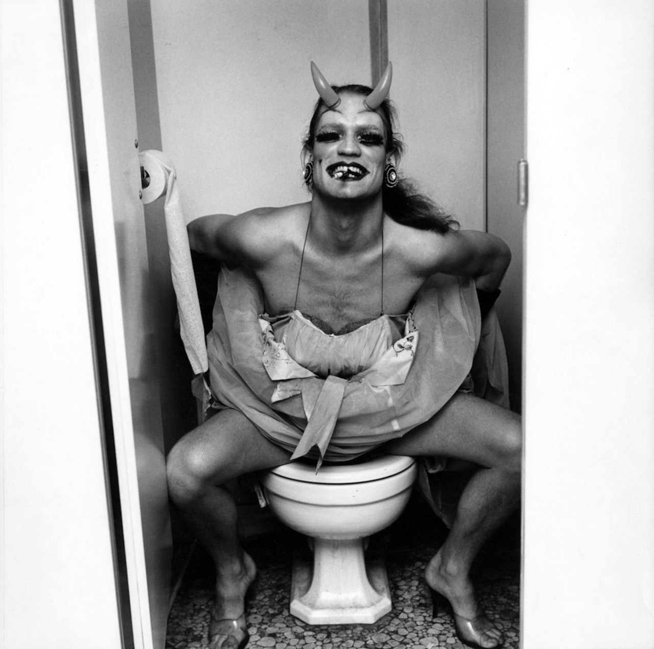 Peter Hujar, John Flowers (Backstage, Palm Casino Revue), 1974, zdj.: © 2025 the Peter Hujar Archive / Artists Rights Society (ARS), NY, DACS London, Pace Gallery, NY, Fraenkel Gallery, SF, Maureen Paley, London, and Mai 36 Galerie, Zurich