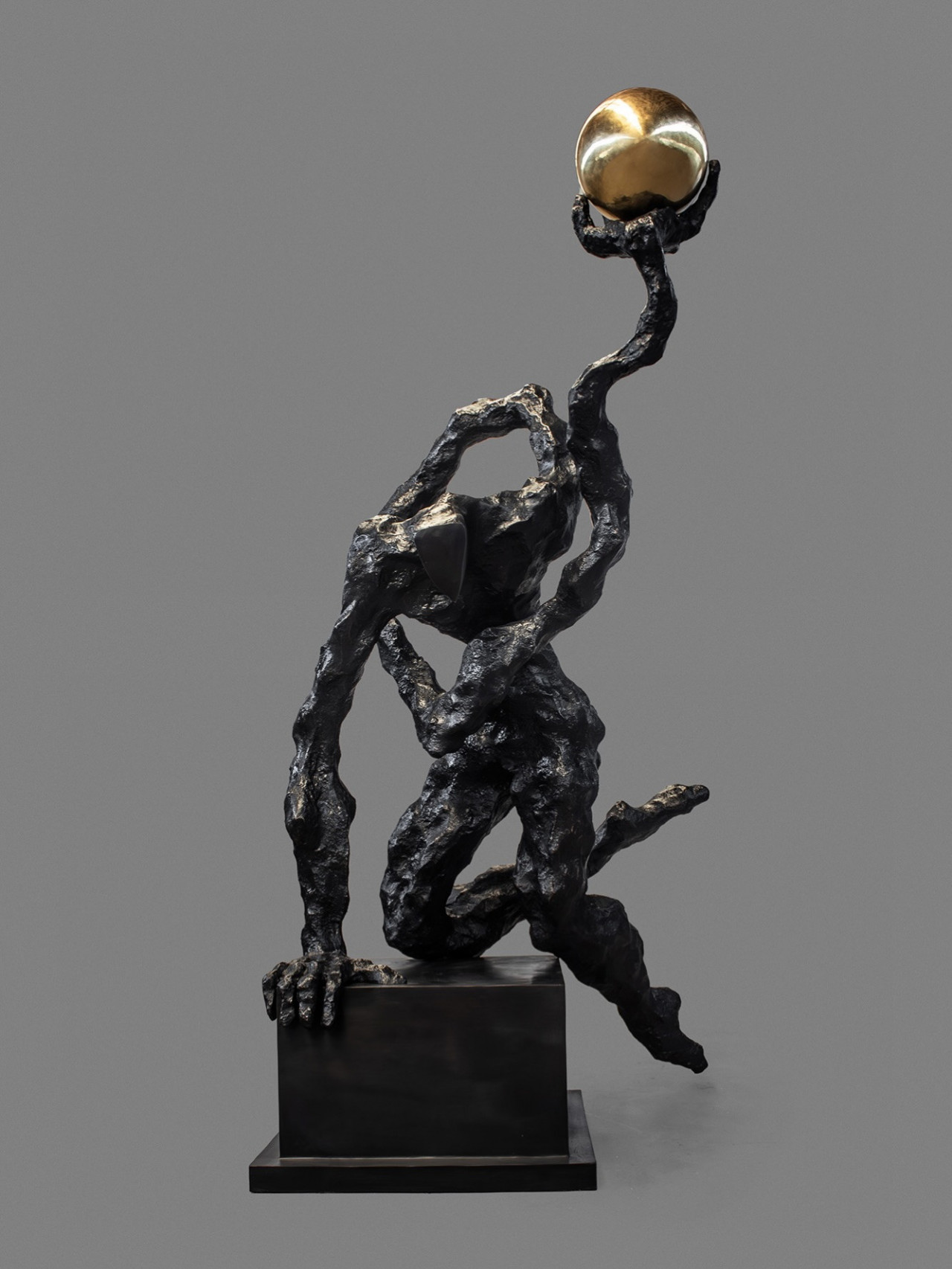 <strong>Tomasz Koclęga, <em>Lux Mentis (Światło Umysłu)</em>, 2026, </strong>mosiądz, złoto, 245×131×138 cm. <strong>Estymacja: </strong>45 000–60 000 €